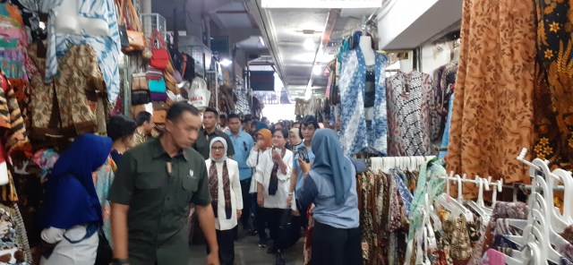 Iriana Joko Widodo dan Mufidah Jusuf Kalla jalan-jalan di Pasar Beringharjo, Jumat (6/9/2019). Foto: erl.