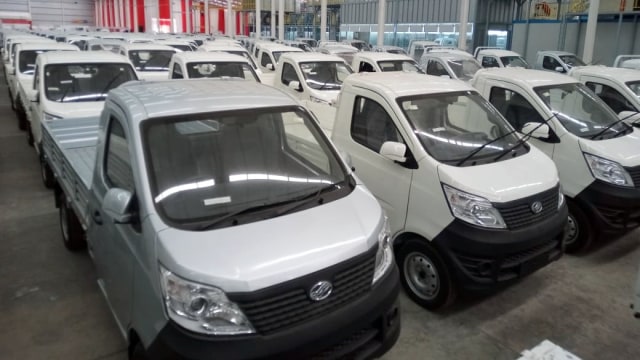 Sejumlah mobil Esemka terparkir di dalam Pabrik Esemka di Boyolali, Jawa Tengah. Foto: kumparan