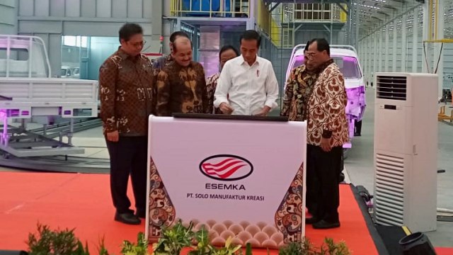Presiden Jokowi kunjungi pabrik esemka di Boyolali. Foto: Reza Aditya/kumparan