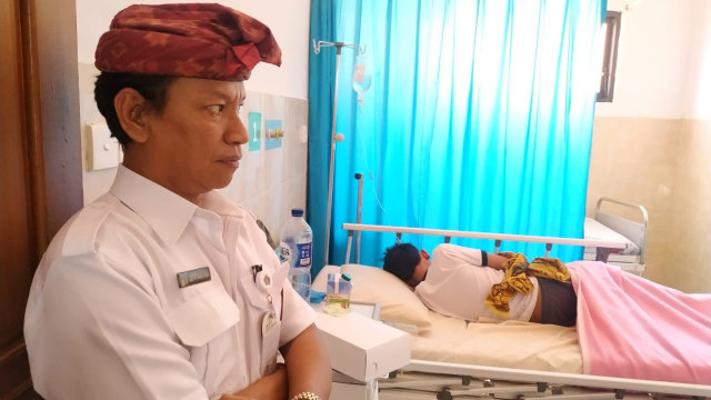 Seorang penunggu pasien RSUD Klungkung termangu menunggu anaknya (kanalbali/KR7)