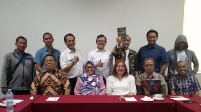 Para deklarator Forum Literasi Jawa Timur, saat foto bersama usai pertemuan di Surabaya, Kamis (05/09/2019).