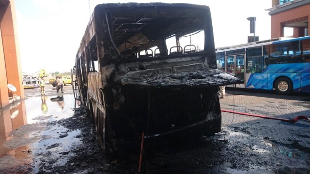 Kondisi bus yang tebakar di Area Airside Bandar Udara Internasional I Gusti Ngurah Rai, Bali. Foto: Dok. Istimewa