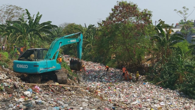 Sampah di Kali Jambe mulai dibersihkan. Foto: Fadjar Hadi/kumparan