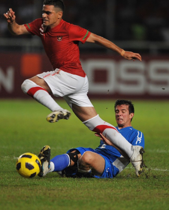 Pemain Timnas Indonesia, Cristian Gonzales (kiri). Foto: AFP/Bay Ismoyo
