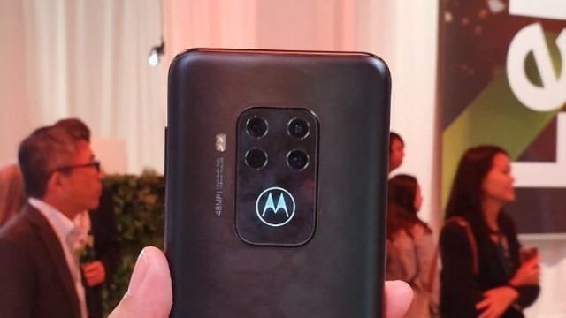 Motorola One Zoom didesain dengan empat kamera belakang. Foto: Ikhwanul Habibi/kumparan