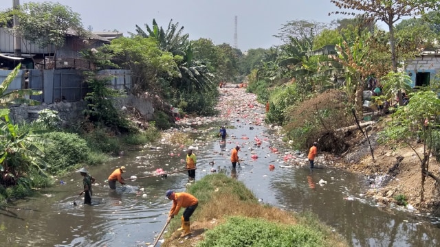 Dinas Lingkungan Hidup kota Bekasi mulai membersihkan lautan sampah di Kali Jambe, Bekasi. Foto: Fadjar Hadi/kumparan