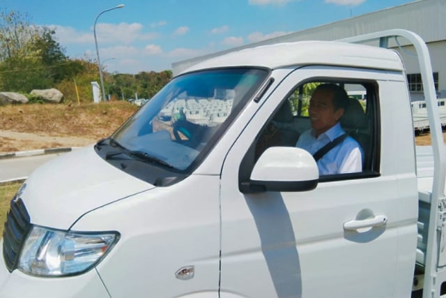 Presiden Joko Widodo bersama Menteri Perindustrian melakukan uji coba Mobil Esemka tipe Pikap. (Tara Wahyu)