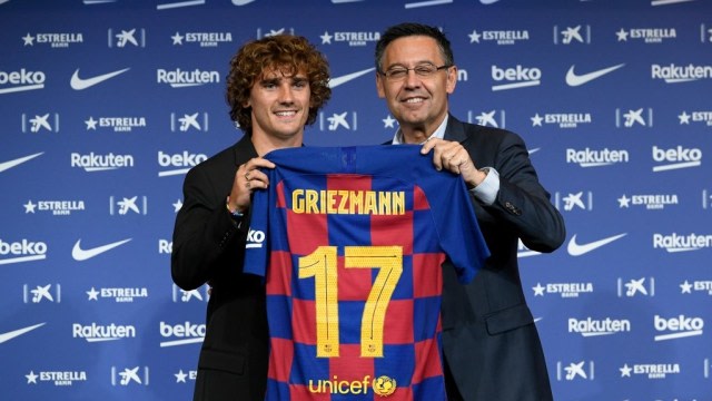 Griezmann akan mengenakan nomor punggung 17 di Barcelona. Foto: LLUIS GENE / AFP