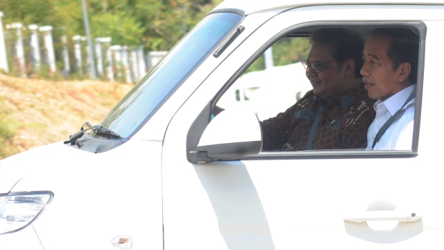 Presiden Joko Widodo (kanan) bersama Menteri Perindustrian Airlangga Hartarto (kanan kedua) mencoba salah satu produk mobil keluaran pabrik mobil Esemka saat meresmikan pabrik mobil PT. Solo Manufaktur Kreasi (Esemka). Foto: ANTARA FOTO/Aloysius Jarot Nugroho