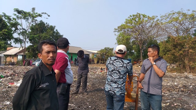 Lautan sampah di Kali Jambe, Desa Mangun Jaya, Kecamatan Tambun Selatan, Kota Bekasi mulai dibersihkan. Foto: Fadjar Hadi/kumparan