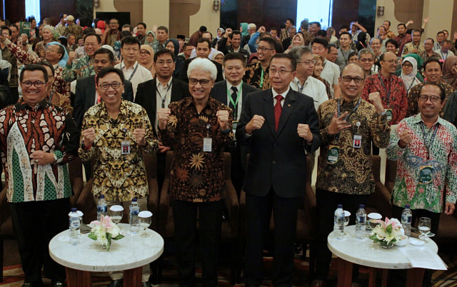 Para pejabat dari Badan Tenaga Nuklir Nasional (Batan) dan Perhimpunan Kedokteran Nuklir Indonesia (PKNI) berfoto bersama, Jumat (6/9/2019). Foto: atx.