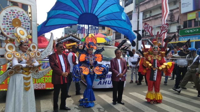 Walikota Ambon Richard Louhenapessy bersama Sekretaris Kota Ambon A G Latuheru membuka Amboina Musik Karnaval di Jalan Ay Patty, Jumat (6/9)