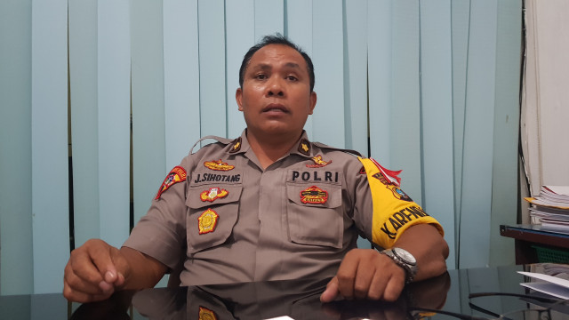 Kabag Ops Polres Pangkalpinang, Kompol Jadiman Sihotang, saat ditemui di ruang kerjanya. (Jr/Babelhits)