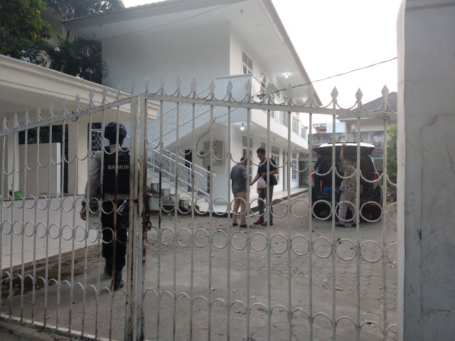 Penyidik KPK saat menggeledah kantor PT Enra Sari di Palembang (foto: thama/Urban Id)