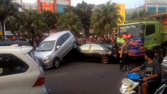 Tabrakan beruntun di Kebayoran Arcade 1, Bintaro Jaya, Jumat (5/9). Foto: Dok. Istimewa