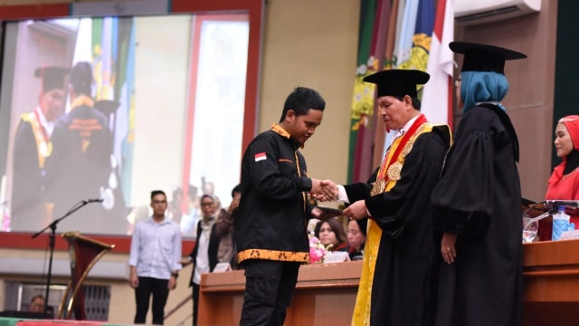 Keluarga mahasiswa USU yang tewas terseret arus di Aceh saat menerima ijazah dari Rektor USU Foto: Dok. Istimewa