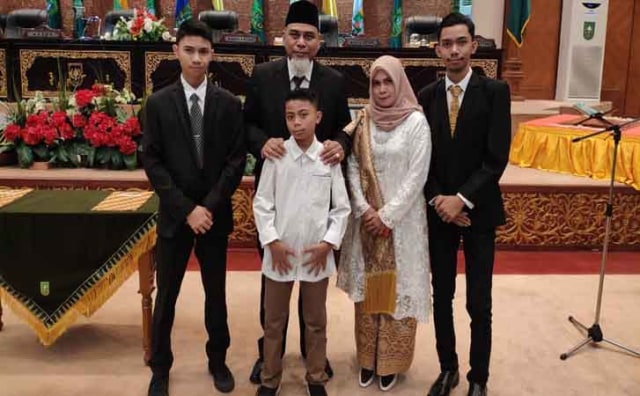 ANGGOTA DPRD Riau asal Partai Gerindra, Suhaidi, berfoto bersama istri dan ketiga anaknya usai pelantikan, Jumat, 6 September 2019. 