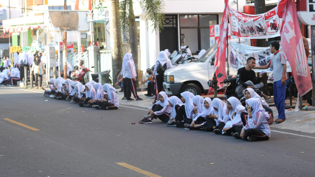 Para siswa yang ikut kegiatan Gugu Gia Si Gololi Ternate terlihat duduk menunggu gelaran ini dilaksanakan. Foto: Rajif Duchlun/cermat