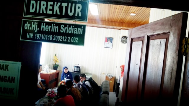 Tim penyidik berada di ruangan Direktur Umum RSUD Rasidin Padang, Herlin Sridiani (Foto: Irwanda/Langkan.id)