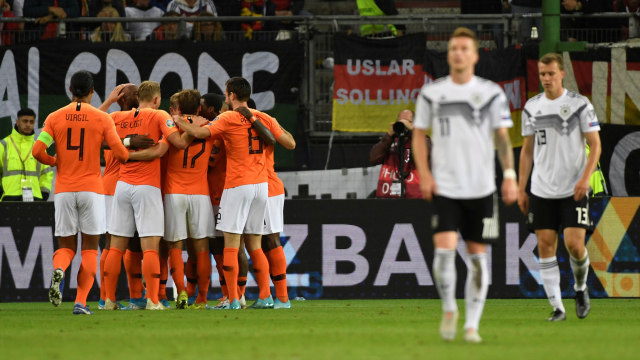 Para pemain Belanda rayakan gol ke gawang Jerman. Foto: REUTERS/Fabian Bimmer