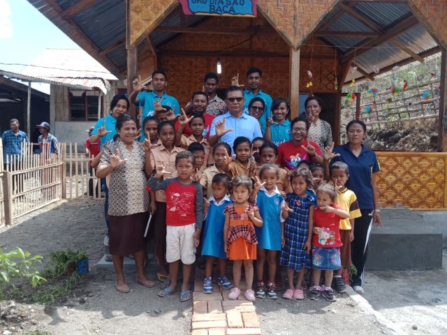 Bupati Nagekeo, Johanes Don Bosco Do pose bersama anak - anak dan orang tua serta mahasiswa KKN dari Universitas Flores, usai meresmikan Rumah Baca Sa'o Moko Modhe pada Jumat (6/9. Foto: Arkadius Togo,florespedia/kumparan.com