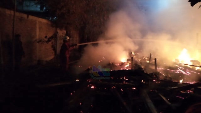 Petugas saat berupaya memadamkan api kebakaran di Desa Kalitidu RT 007 RW 001 Kecamatan Kalitidu Kabupaten Bojonegoro. Sabtu (07/09/2019)