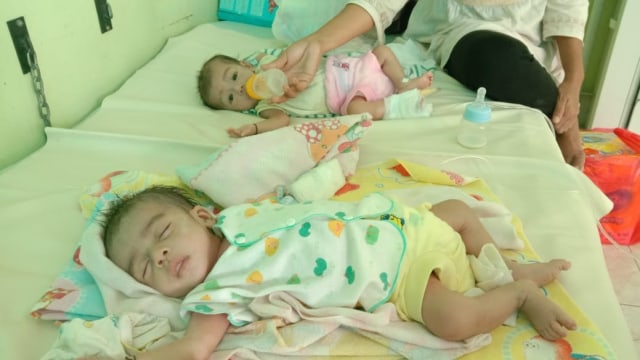 Fauzi dan Fauzan (3 bulan), bayi kembar penderita gizi buruk kini dirawat di ruang perawatan anak RSUD Mamuju. Foto: Awal Dion