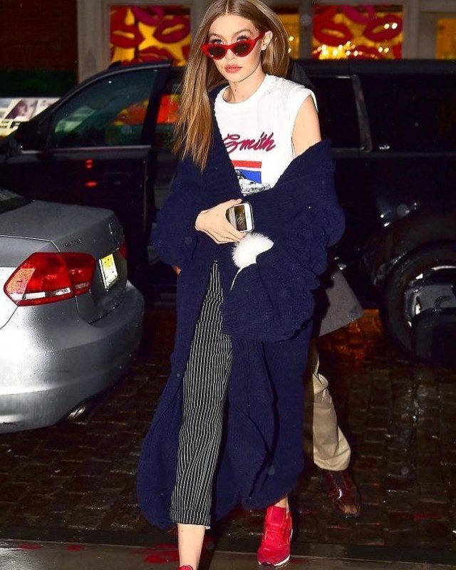 Gaya padu padan cardigan Gigi Hadid. Foto: dok. @gigihadidstreetstyle/ Instagram