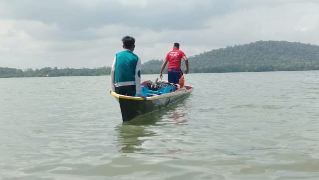 Peserta balap perahu ketinting pada perairan Selat Laut di Pelabuhan Batang, Kecamatan Simpang Empat pada Sabtu (7/9/2019). Foto: banjarhits.id