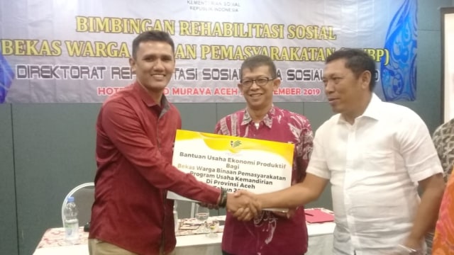 Eks narapidana terorisme di Aceh menerima Bantuan Ekonomi Produktif. Foto: Dok. Dinsos Aceh