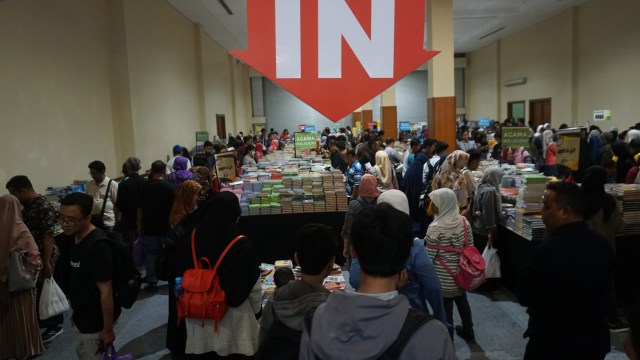 Pengunjung memilih buku di Indonesia International Book Fair 2019, JCC Senayan, Jakarta, Sabtu (7/9). Foto:  Nugroho Sejati/kumparan 