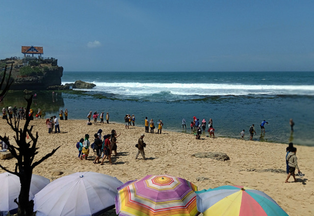 Foto Eksotisme Pantai Kukup Di Gunungkidul Yogyakarta