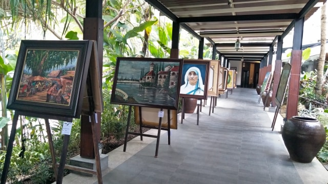 ﻿﻿Pameran lukisan bertajuk Art Menyatukan Kebersamaan di Hotel Ijen Suites 5-20 September 2019. (Foto: Rezza Doa/Tugu Malang) ﻿