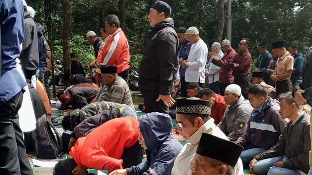 Masyarakat sekitar Gunung Tangkuban Perahu menggelar istigasah tepat di gerbang masuk menuju Tangkuban Parahu. Foto: Dok. Istimewa