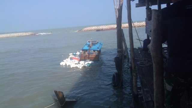 Kapal tenggelam hanyut ke pinggir pelantar. Foto : kepripedia/Aulia