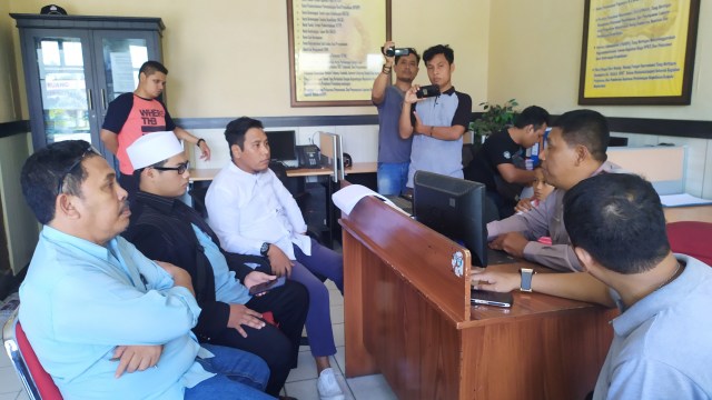 Saat Ustad Abdul Samad didampingi Andi Akbar selaku kuasa hukum TPM Sulteng melaporkan seorang guru di Palu yang diduga melakukan ujaran kebencian, di ruang SPKT Polda Sulteng, Sabtu (7/9). Foto: Arief/PaluPoso