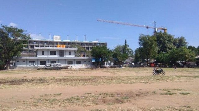 Lapangan sepakbola Kampung Ujung, Labuan Bajo yang akan dijadikan lahan parkir bagi kendaraan pengunjung hotel dan restoran. Foto: Istimewa, 