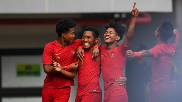 Selebrasi pemain Indonesia U-19 seusai mencetak gol ke gawang timnas Iran U-19 pada pertandingan persahabatan di Stadion Patriot Candrabhaga, Bekasi, Jawa Barat. Foto: ANTARA FOTO/Nova Wahyudi