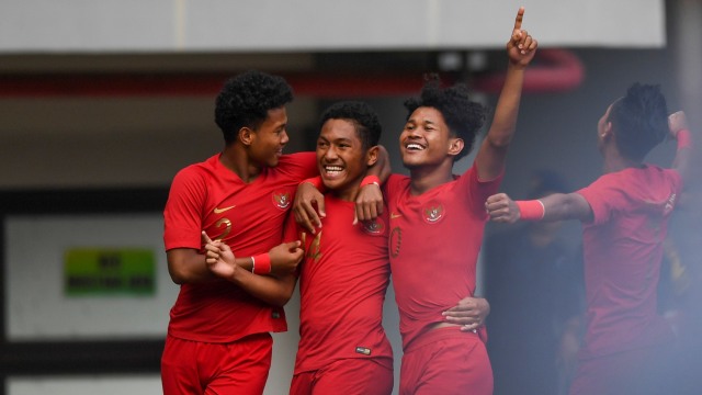 Selebrasi pemain  U-19 seusai mencetak gol ke gawang Timnas U-19 Iran pada pertandingan persahabatan di Stadion Patriot Candrabhaga, Bekasi, Jawa Barat. Foto: ANTARA FOTO/Nova Wahyudi