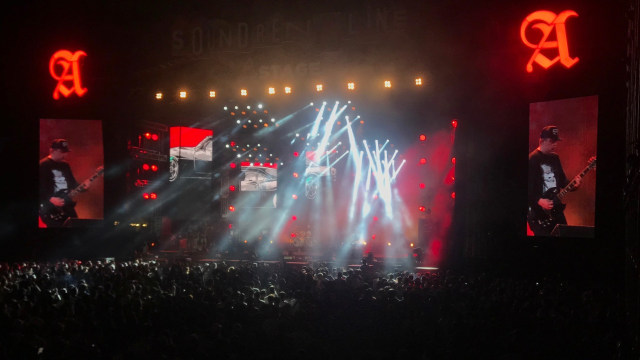 Sejumlah penonton menyaksikan penampilan kelompok musik Rocket Rockers pada acara Soundrenaline 2019 di Garuda Wisnu Kencana, Badung, Bali. Foto: ANTARA FOTO/Fikri Yusuf