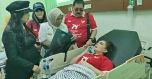 Artis Nia Daniaty saat mendapat perawatan di RSUD Padangan usai kecelakaan saat konvoi artis.
