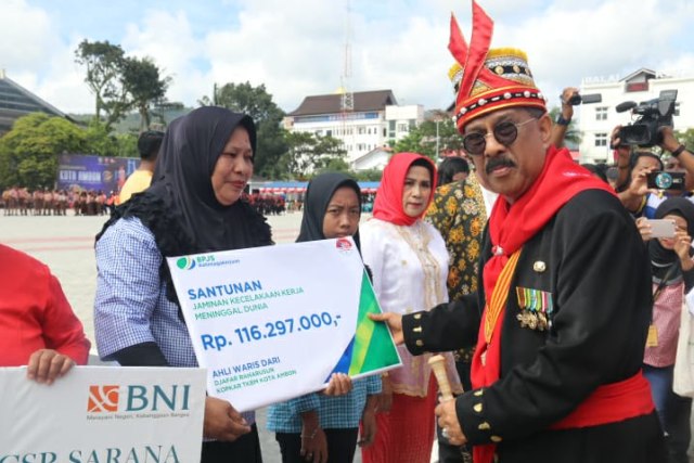 Walikota Ambon Richard Louhenapessy, memberikan santunan secara simbolis kepada ahli waris peserta BPJS Ketenagakerjaan di Lapangan Merdeka Ambon, Sabtu (7/9). (Foto: ambonnesia)