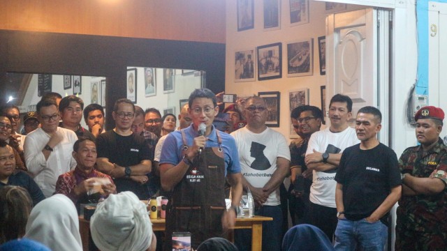 Sandiaga Uno saat meresmikan cafe Begawan Kupie milik Dahnil di Kota Medan, Sabtu (7/9) malam. Foto: Rahmat Utomo/kumparan
