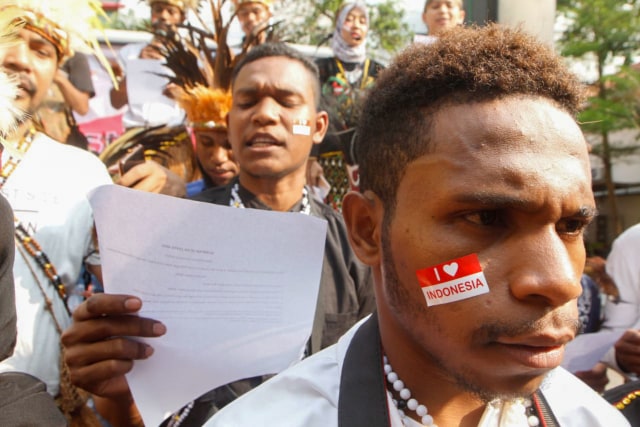 Aliansi Mahasiswa Papua Se-Jabodetabek menggelar aksi damai di Gedung Juang 45, Jumat (6/9). Foto: Dwi/Kumparan