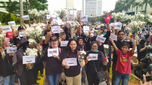 Aksi bagi-bagi bunga menolak revisi UU KPK di CFD, Jakarta Pusat, Minggu (8/9). Foto: Maulana/kumparan