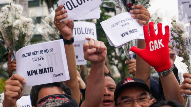 Sejumlah pegawai Komisi Pemberantasan Korupsi (KPK) melakukan aksi bagi seribu bunga di car free day (CFD) kawasan Bundaran HI, Jakarta, Minggu (8/9). Foto: Fanny Kusumawardhani/kumparan