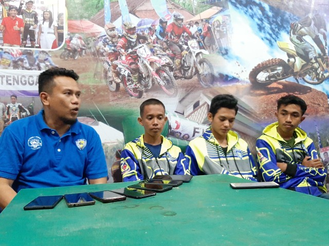 Erwin bersama beberapa pembalam asal sultra yang siap tampil di Pra PON Sentul Bogor, Foto: Lukman Budianto/kendarinesia.