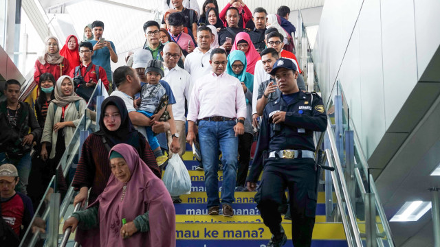 Anies Hadirkan Buku di Stasiun MRT, Bisa Dipinjam Saat Perjalanan (286651)