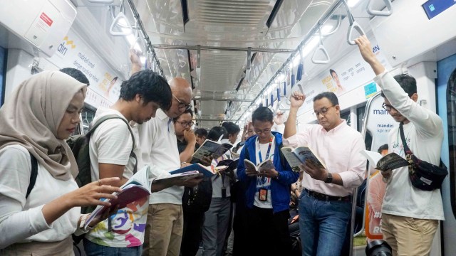 Anies Hadirkan Buku di Stasiun MRT, Bisa Dipinjam Saat Perjalanan (286650)