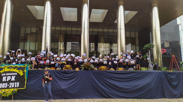 Aksi penolakan terhadap wacana revisi UU KPK terus bermunculan. Kali ini sejumlah pegawai KPK dan aktivis antikorupsi menggelar aksi penolakan di depan Gedung Merah Putih KPK, Kuningan, Jakarta Selatan, Minggu (6/9). Foto: Maulana Ramadhan/kumparan